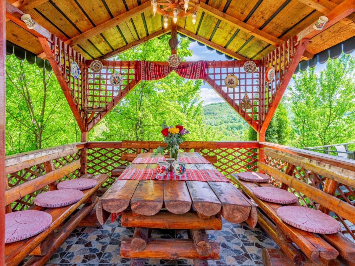 Casuta Cu Trandafiri Hotel Slănic Buitenkant foto