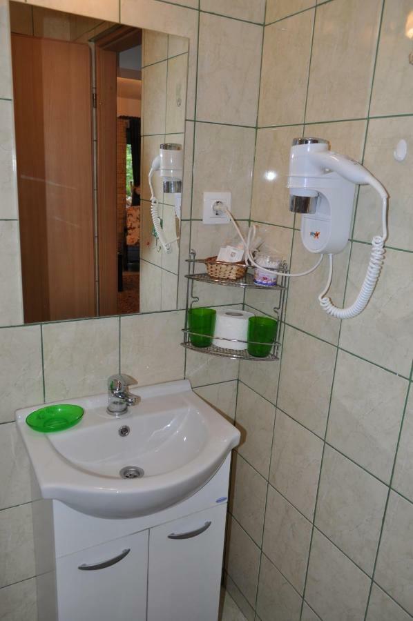 Casuta Cu Trandafiri Hotel Slănic Buitenkant foto